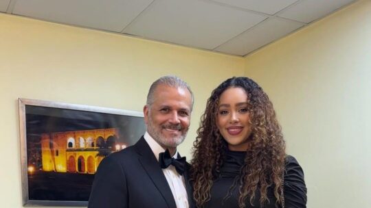 Carlos Alfredo recibe un romántico homenaje de su esposa: “El amor verdadero no entiende de edades”
