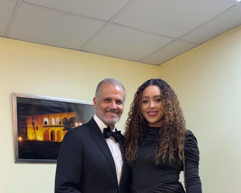 Carlos Alfredo recibe un romántico homenaje de su esposa: “El amor verdadero no entiende de edades”