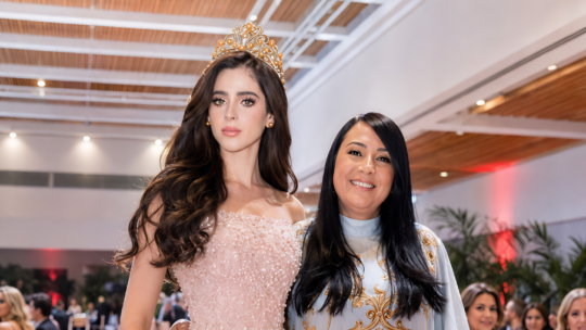 Giannina Azar presenta en Mónaco su colección “María Antonieta” junto a Miss Universo