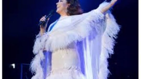 Fanáticos llegan a Altos de Chavón para disfrutar concierto de Isabel Pantoja