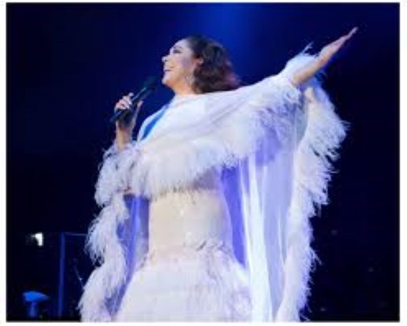 Fanáticos llegan a Altos de Chavón para disfrutar concierto de Isabel Pantoja