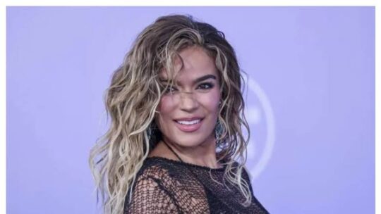 Karol G canta otro tema de su nuevo disco en un concierto en Washington