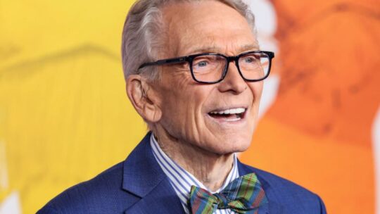 Muere Bob Mackie a los 87 años, el diseñador que vistió a Cher, Marilyn Monroe y Madonna
