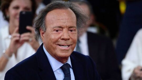 Extrabajadoras de Julio Iglesias presentan querella por presuntas agresiones sexuales y trata
