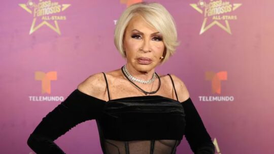 Laura Bozzo permanece intubada tras sufrir una úlcera gástrica según informó la periodista María Luisa Valdés