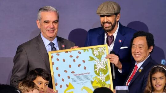 Juan Luis Guerra recibe homenaje de la FAO por “Ojalá que llueva café”