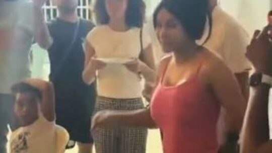Cardi B celebra su cumpleaños en RD y muestra su lado más humilde